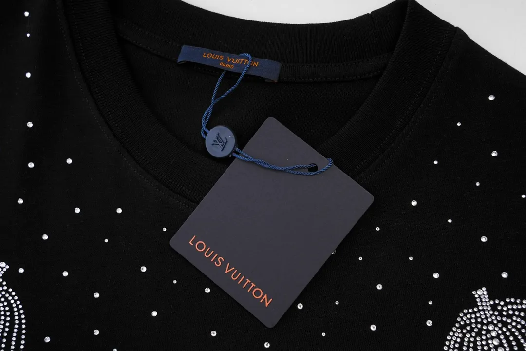 🅿️170 Style: 2026 new LOUIS VUITTON short-sleeved T-shirt Material: hot diamond process, high version 300g double yarn combed cotton Size: S～XL Color: black Style number: F2017